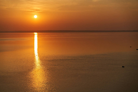 伏尔加河上的日落清晨,在宽阔的伏尔加河上破晓照片
