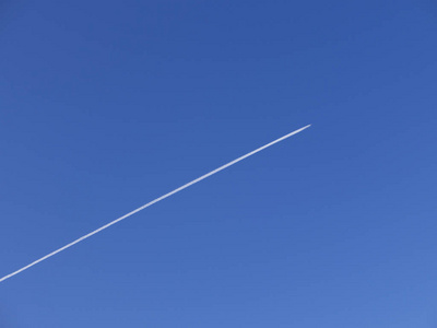 天空中飞机的踪迹图片