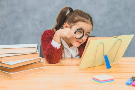 在这期间,他用放大镜看书.仔细看这本书,黄色的.照片