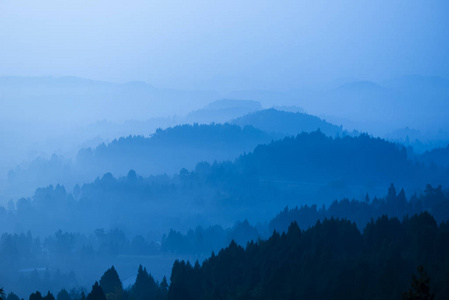 雨后山峰重叠图片