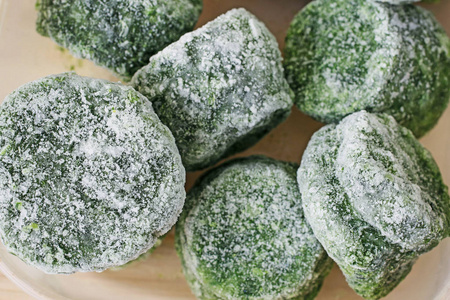 一碗冷冻菠菜.照片