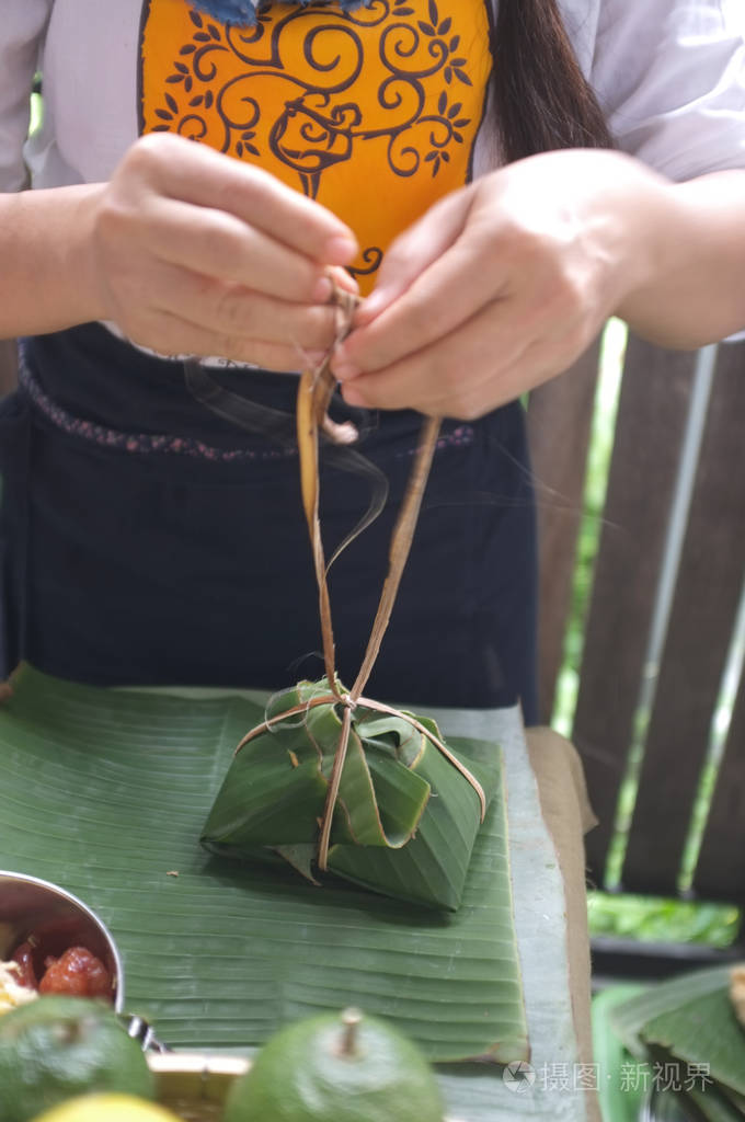 妇女使用香蕉树的天然材料来制作食品包装。