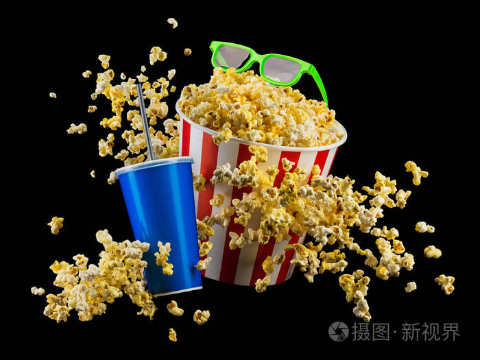 纸条桶里放着爆米花一杯饮料和一杯隔离的黑色玻璃杯