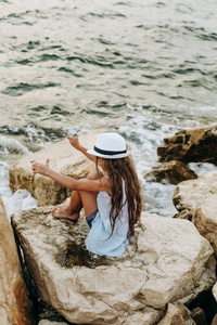 女孩海边的石头是湿的浪花图片