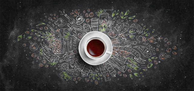的概念在黑板背景-白色咖啡杯,顶视图与粉笔涂鸦插图有关咖啡,咖啡豆