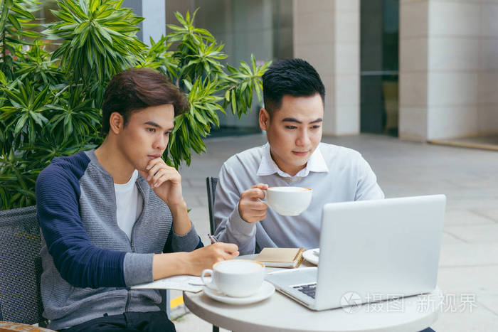 越南人 通信 会话 中国人 男人 商人 咖啡 咖啡馆 讨论