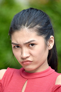 倔强的菲律宾年轻人一个倔强又漂亮的菲律宾人倔强的小女孩做腿锻炼