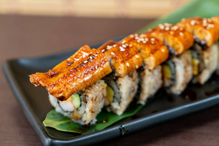 鳗鱼寿司卷-日本食品照片
