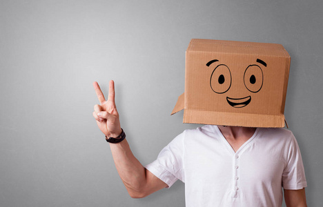 面带微笑的纸箱头的男人照片