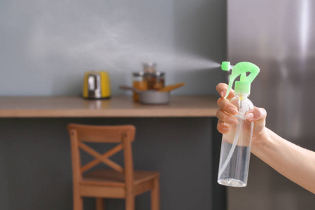 厨房里喷空气清新剂的女人图片
