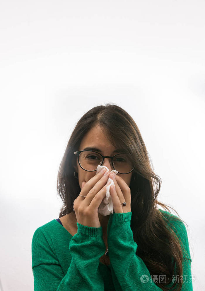 一个女孩擤鼻涕的画像