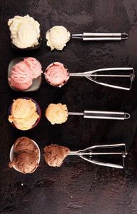 一套不同颜色和口味的冰淇淋勺图片