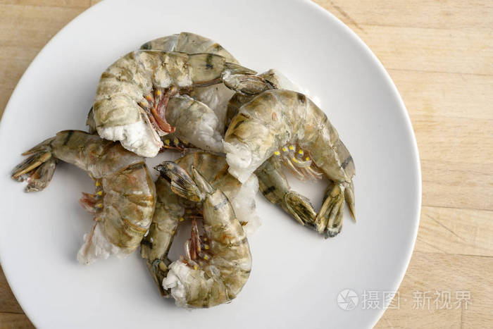 无头生黑虎虾 在白色盘子和木制厨房台面上烹饪美味菜肴的配料 从上方俯瞰照片 正版商用图片2octpq 摄图新视界 无头生黑虎虾 在白色盘子和木制厨房台面上烹饪美味菜肴的配料 从上方俯瞰照片 正版商用图片2octpq 摄图新视界