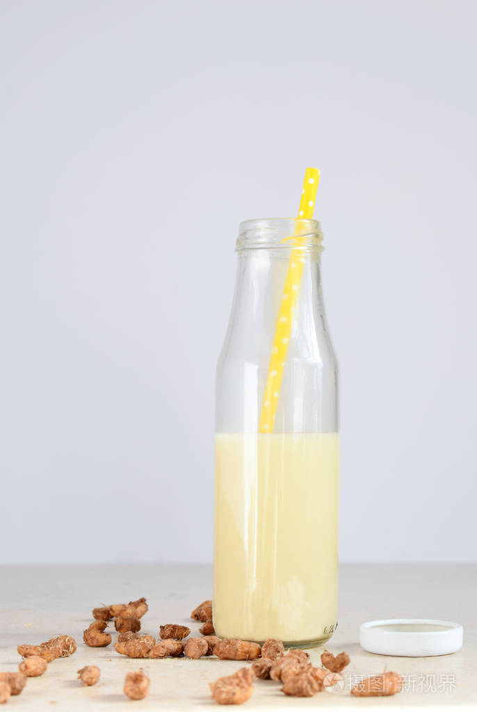 牛奶装在奶瓶里,配虎杖.其他类型的牛奶.纯素非乳制品牛奶.