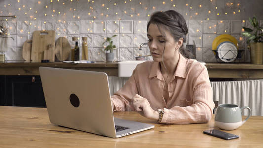 外国人打电脑图片