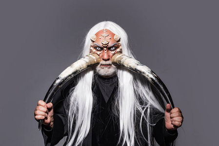 头上有角的恶魔.魔鬼角.古代炼金术.有角的人是邪恶的.撒旦在地狱.