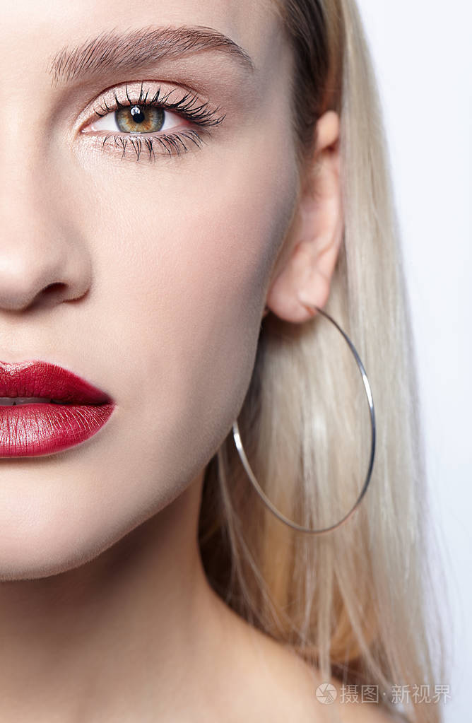 戴耳环美女特写宏观肖像