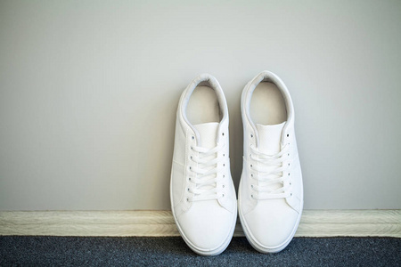 一双运动鞋图片