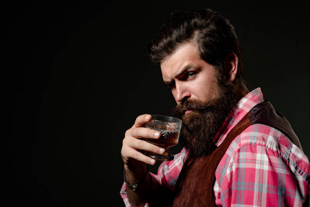 商人用威士忌来缓解压力.照片