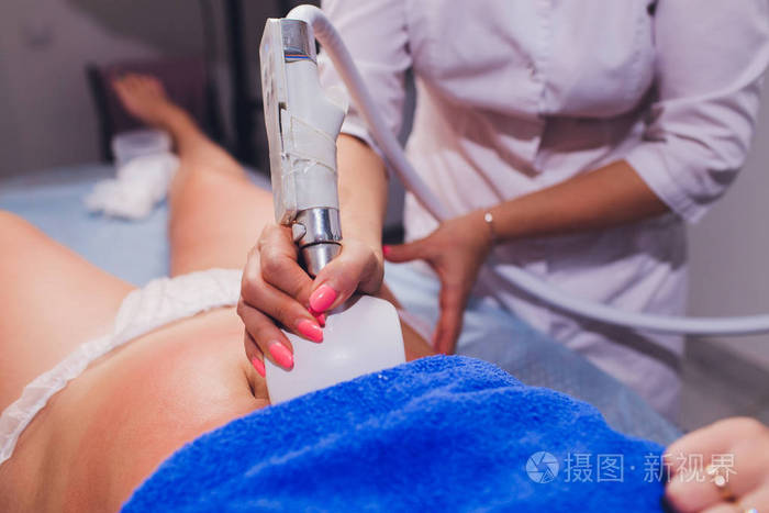 美容师用滚轮做臀部饥饿按摩的裁剪图