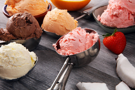 一套不同颜色和口味的冰淇淋勺图片
