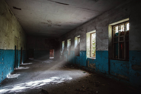 旧废弃建筑阴暗肮脏的走廊图片