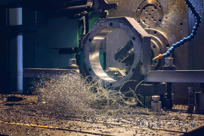 在数控镗床上加工零件刨花在机床上