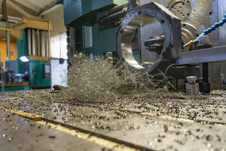 在数控镗床上加工零件,刨花在机床上.照片