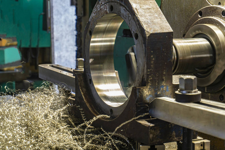 在数控镗床上加工零件,刨花在机床上.照片