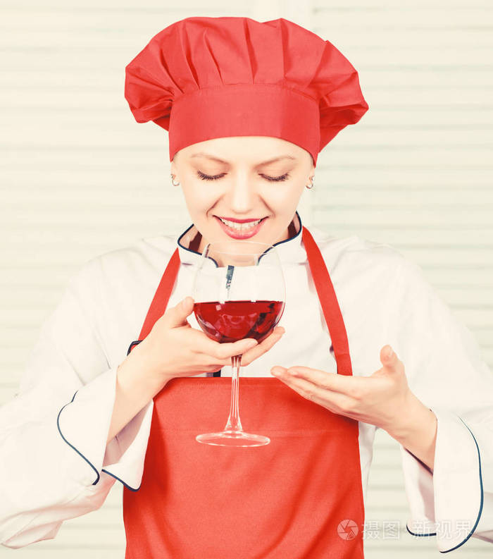 一些带酒杯的杯子戴厨师帽和围裙的女人厨房专业厨师美食家庭主妇喝