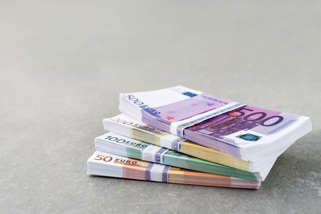 现金,欧元钞票.五百二十年,一百年和五十年代的一堆堆欧元钞票.