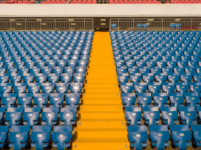 足球场上一排排观众席照片