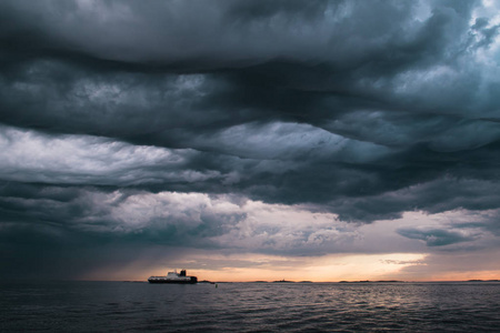 风雨中哭泣图片