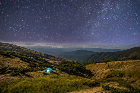 星空下的山间帐篷里的夜晚图片