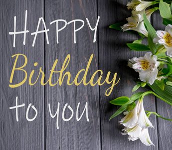 用鲜花多彩横幅印有生日快乐字样的贺卡.