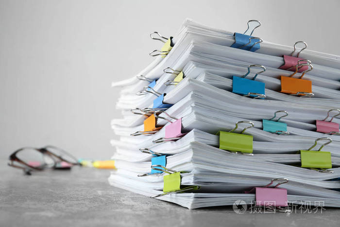 灰色石头桌上的文件堆带有活页夹特写视图文本空间