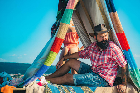 乡村露营小屋野营帐篷里的英俊胡子男人.夏令营和自然旅游.