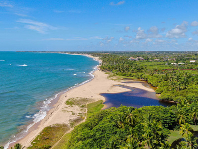 海洋河流海景河流汇入热带海洋鸟瞰图照片