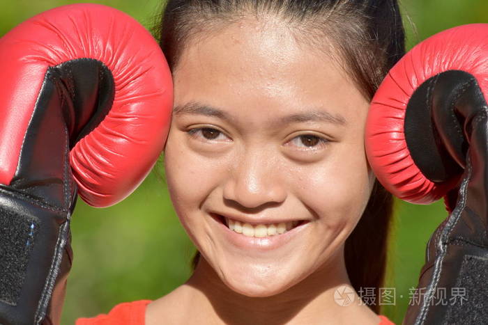 一个健康的少数民族女拳击手微笑着