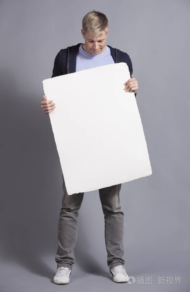 高兴的男人举着白色的空白招牌