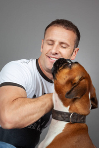 英俊的肌肉男和他的狗图片