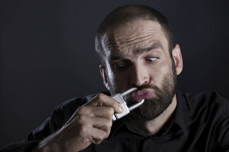 哑口无言那个人被一把挂锁锁住了嘴,使他哑口无言.照片