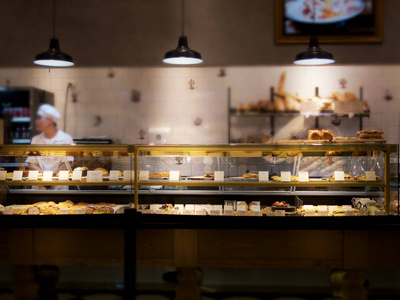 面包店部分模糊,带有面包店橱窗和变形金刚照片