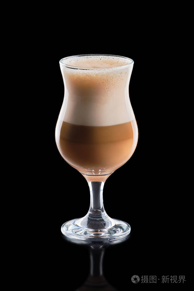 黑色背景的分层焦糖拿铁咖啡杯