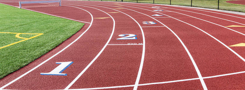 在200米起跑线上的跑道上有编号的车道照片