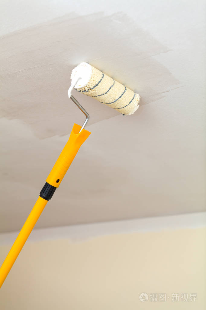 用白漆把天花板漆成一个滚筒