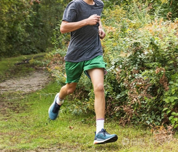 一个跑步者在公园里慢跑