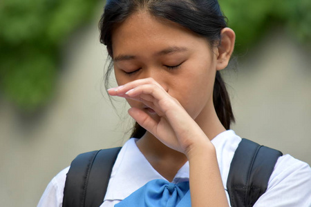 学生哭一个年轻的少数民族女学生哭了照片