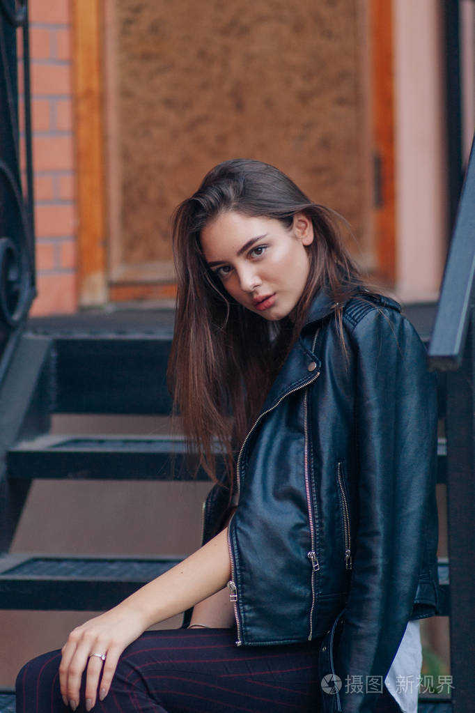 时装模特微笑着看着镜头美女摆姿势拍照