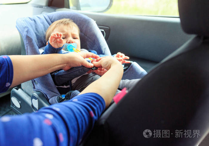 儿童汽车座椅婴儿汽车安全座椅车内保护婴儿坐在儿童座椅上